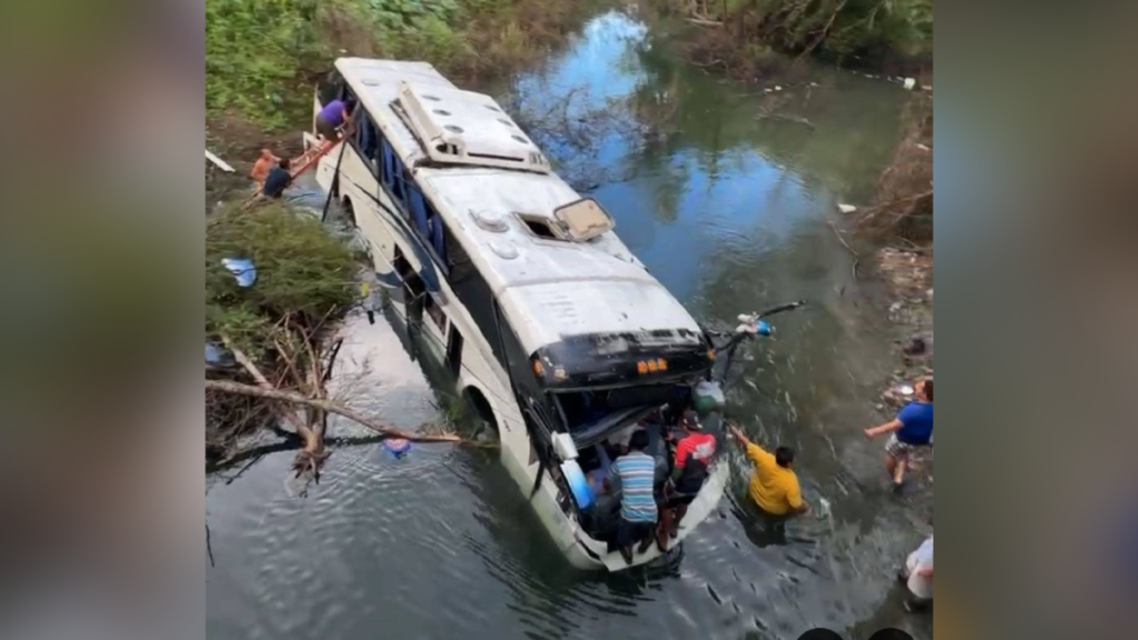 Autobús turístico cayó en arroyo de El Naranjo; al menos 10 heridos