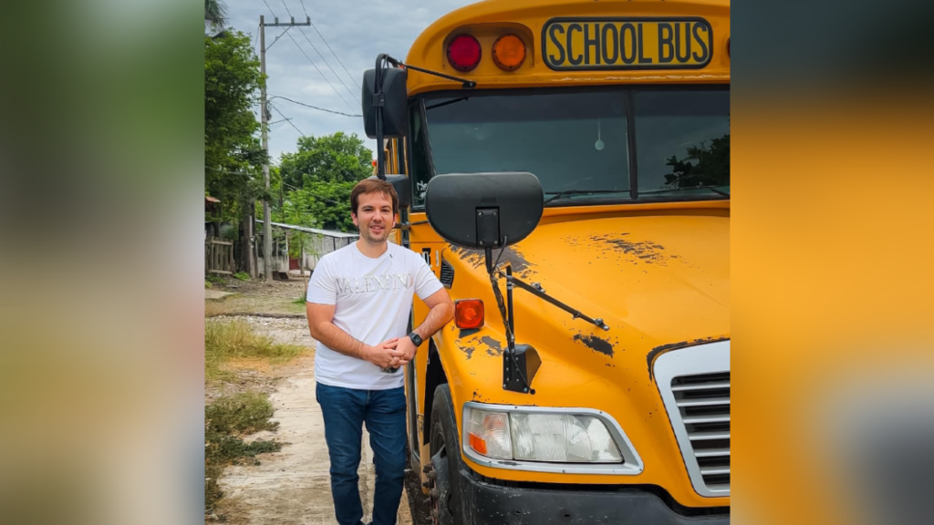 Gerardo Sánchez Zumaya donó autobús escolar a secundaria del Ejido Las Palmas en Tamuín