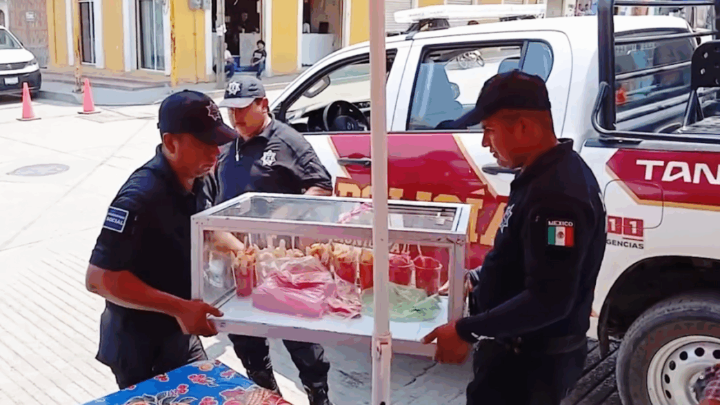 Detienen a vendedor de frutas en Tanlajás; policías decomisan su mercancía y lo encarcelan
