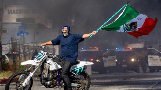 FBI ofrece 50 mil dólares por motociclista que ondeó bandera mexicana en protesta