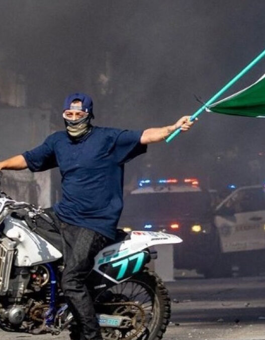 FBI ofrece 50 mil dólares por motociclista que ondeó bandera mexicana en protesta