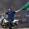 FBI ofrece 50 mil dólares por motociclista que ondeó bandera mexicana en protesta