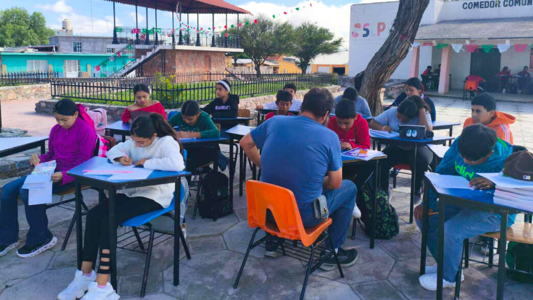 Alumnos de Villa de Guadalupe toman clases en la plaza ante riesgo de colapso en su escuela