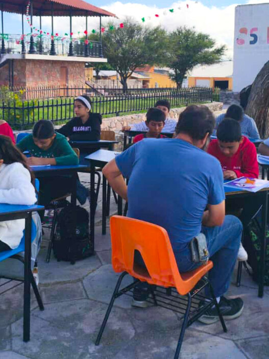 Alumnos de Villa de Guadalupe toman clases en la plaza ante riesgo de colapso en su escuela