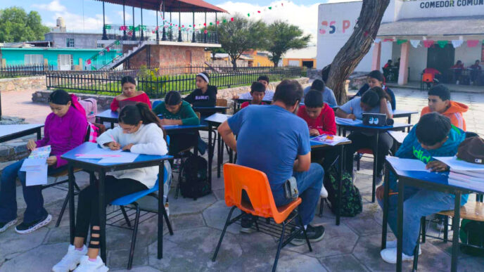 Alumnos de Villa de Guadalupe toman clases en la plaza ante riesgo de colapso en su escuela