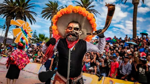 Comparsa "Parranda El Consuelo" y Trío Son de la Tierra llevan Xantolo a Perú y Chile