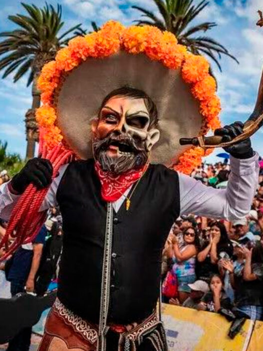 Comparsa "Parranda El Consuelo" y Trío Son de la Tierra llevan Xantolo a Perú y Chile