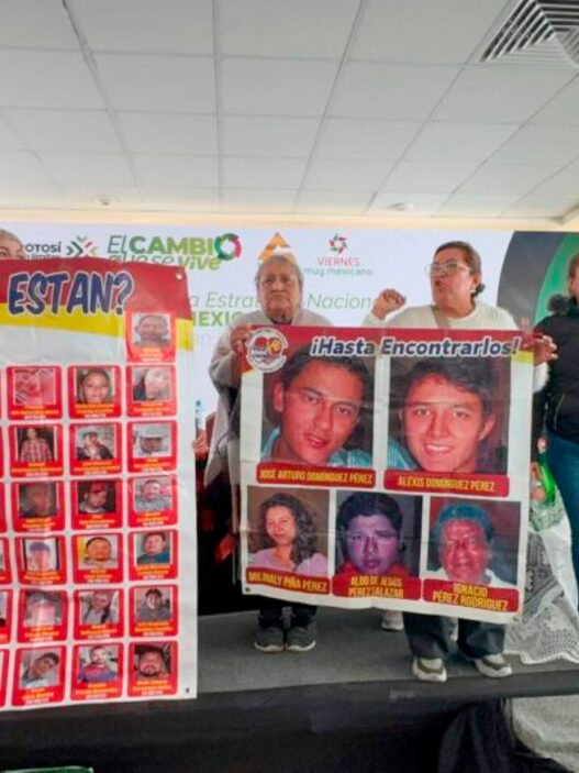 Madres buscadoras irrumpen evento oficial para exigir Fiscalía para Personas Desaparecidas en SLP