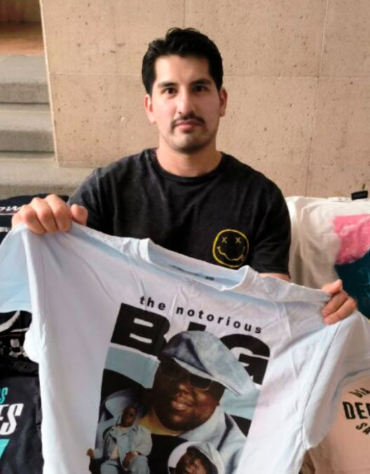 Jorge Salazar, el potosino que diseña mercancía oficial para The Notorious B.I.G., Nirvana y Maluma