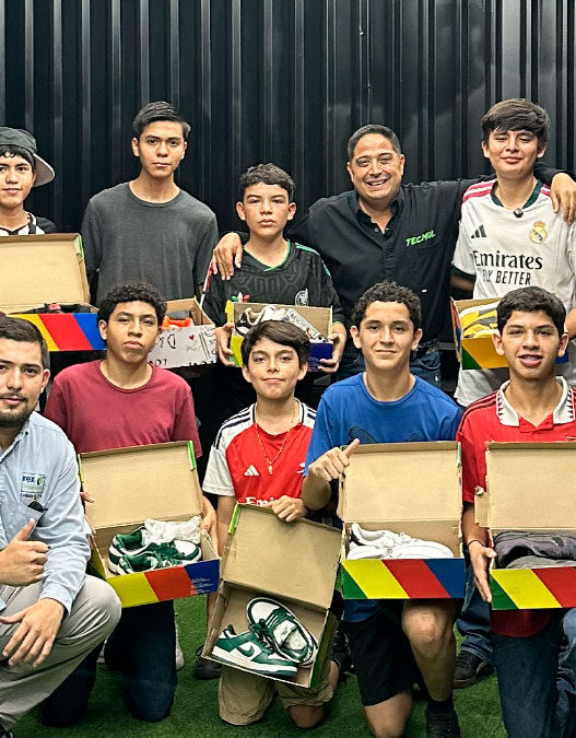 Tecmol entrega tenis a jóvenes deportistas de Ciudad Valles